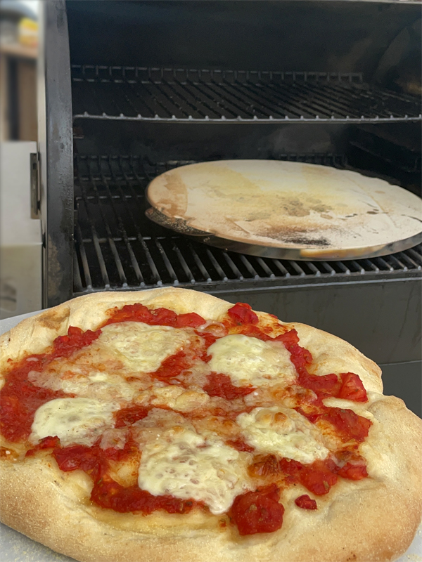 pizza-margarita-se-pellet-grill